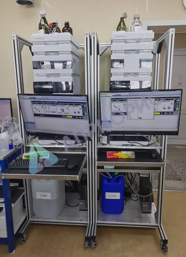 два отделения верхнее высотой 680 мм с одной встроенной и одной съемной полкой нижнее высотой 1080 мм с четырьмя выдвижными ящиками (высота фасадов 310 мм) корпус – меламин "серый" фасады – меламин "серый" фланец d=100 мм основание – каркас, выполненный и